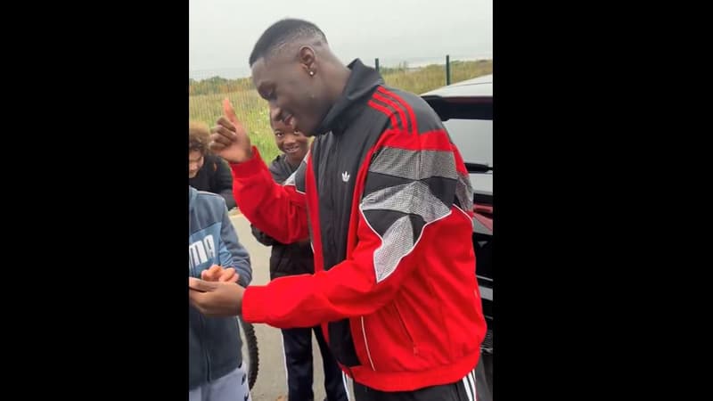 PSG: "Vous habitez dans le coin?", quand Kolo Muani s’arrête pour discuter longuement avec des supporters