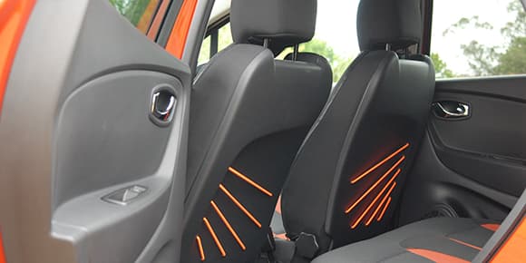Les gros élastiques oranges, simples mais efficaces et branchés. Ils permettent de ranger les papiers ou petits objets à portée de main. Les gros élastiques oranges, simples mais efficaces et branchés. Ils permettent de ranger les papiers ou petits objets à portée de main.