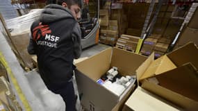 Dans un entrepôt de Mérignac (Gironde), un bénévole de MSF charge des médicaments dans un carton qui doit être envoyé au Népal, où un séisme a fait plus de 4.000 morts, samedi.