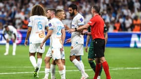 Les Marseillais protestent contre l'arbitre Michael Oliver lors du 3e tour de qualification retour de la Ligue des champions entre l'OM et le Panathinaïkos (2-1, 3 t.a.b. 5), le 15 août 2023