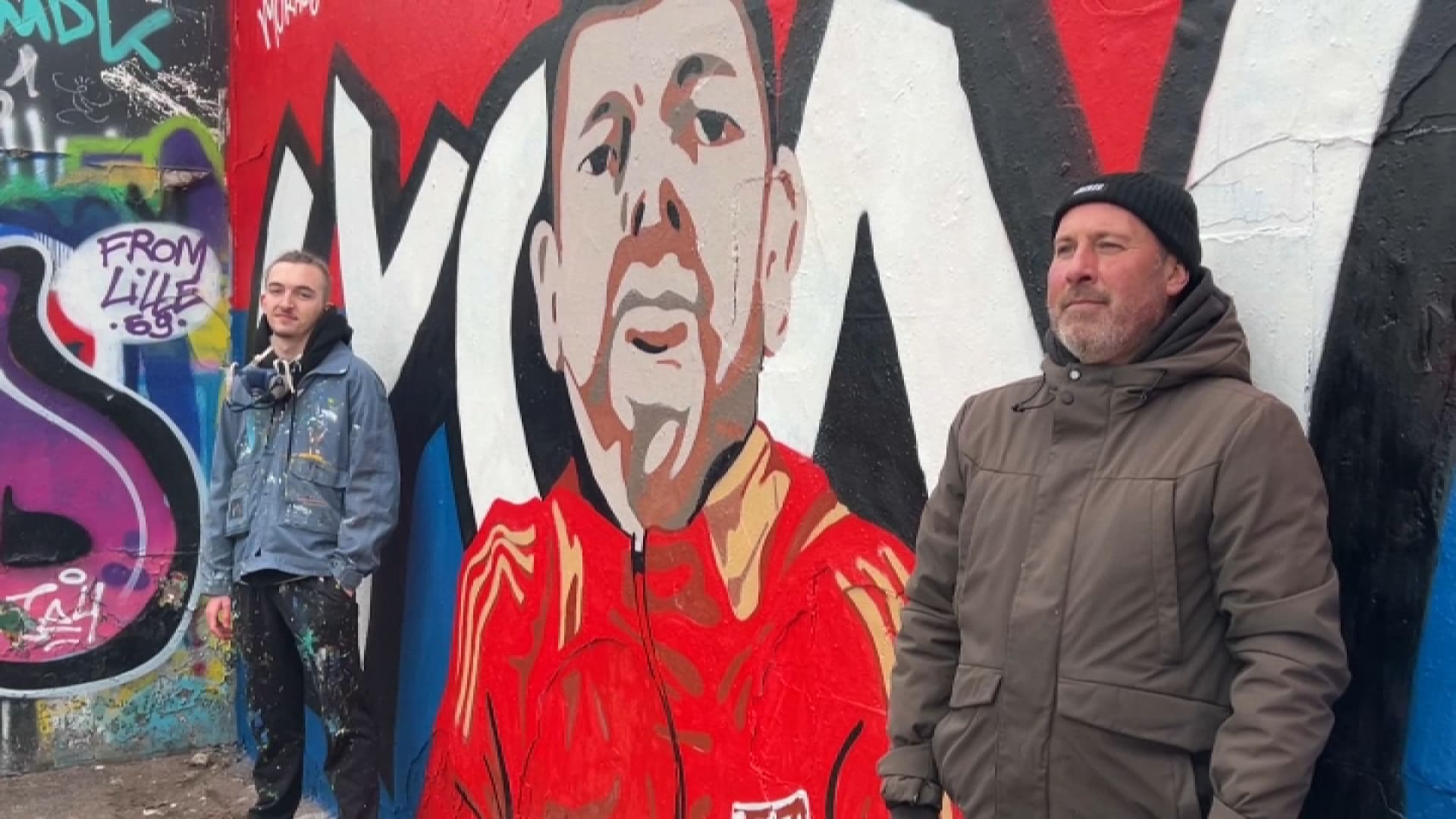 Les artistes posent devant l'hommage à Pierre Sage réalisé au Skatepark Foch. Les artistes posent devant l'hommage à Pierre Sage réalisé au Skatepark Foch.