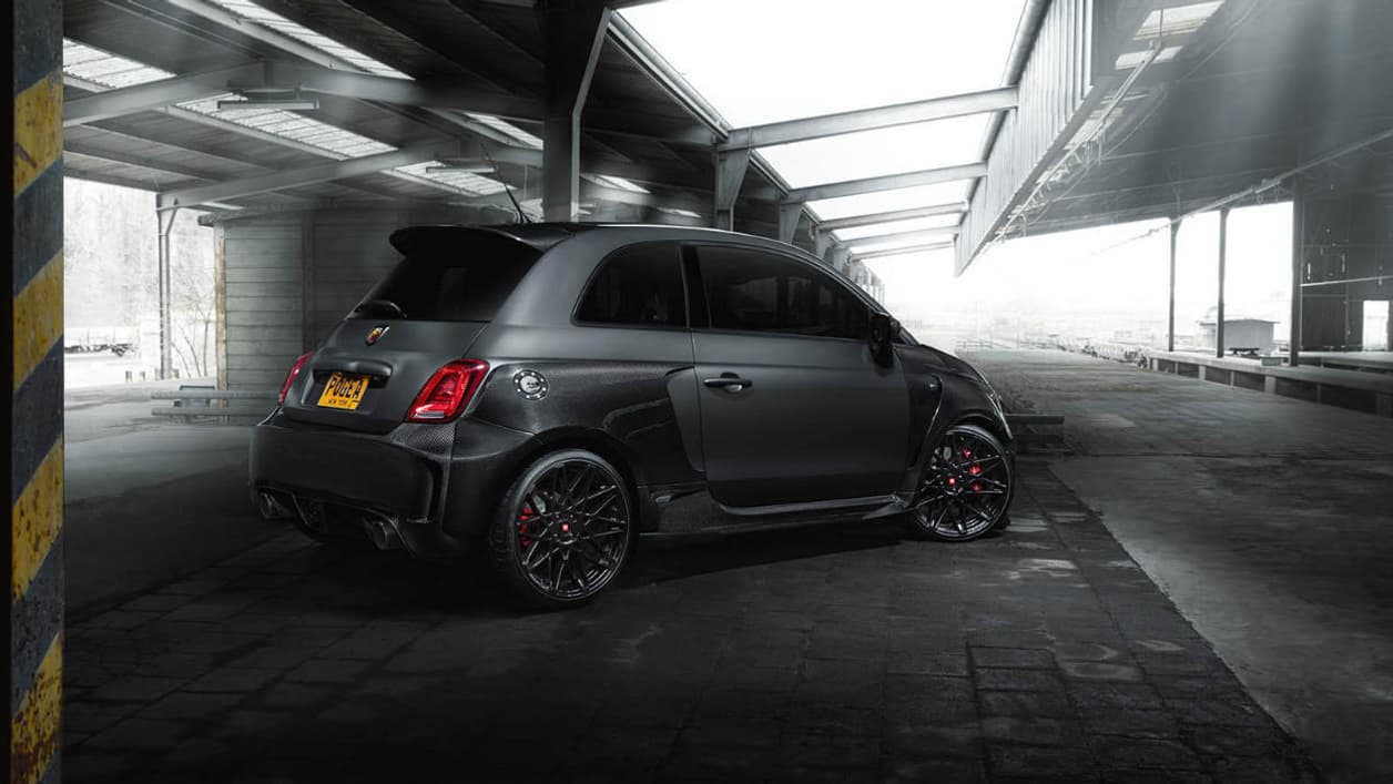 Nouvelle carrosserie, diffuseur, carbone, l'Abarth 500 s'est définitivement éloignée de la petite voiture dite féminine. Nouvelle carrosserie, diffuseur, carbone, l'Abarth 500 s'est définitivement éloignée de la petite voiture dite féminine.
