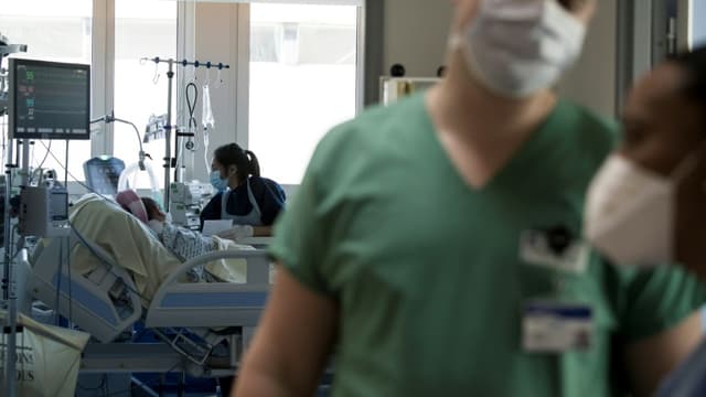 Un membre du personnel médical dans l'unité de soins intensifs dédié aux patients atteints du Covid-19, à l'hôpital AP-HP Louis Mourier de Comombes, dans le nord-ouest de Paris, le 9 novembre 2020