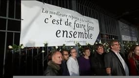 Attentats: des roses blanches sur les grilles du Stade de France