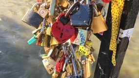 Vingt tonnes de cadenas ont été décrochés du pont de l'Archevêché mercredi.