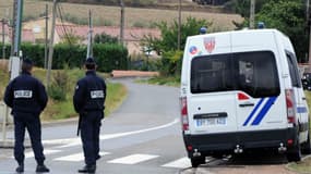 Policiers stationnés devant le domicile d'Abdelkader Merah, le 26 septembre 2012