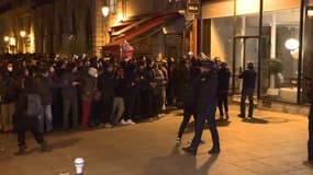 Des manifestants devant la Gaîté lyrique avant l'intervention des forces de l'ordre pour évacuer les jeunes migrants occupant le bâtiment, le 18 mars 2025