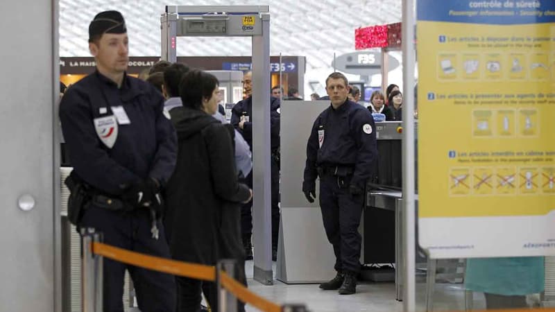 Les deux fillettes ont été retenues à l'aéroport après le contrôle de leurs papiers d'identité.