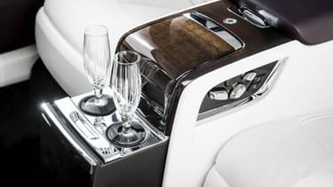 Le bar intégré dans l'accoudoir central arrière de la nouvelle limousine Phantom.