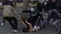 Des policiers procèdent à une arrestation de manifestants à la fin de la manifestation contre la loi Travail, le 1er mai dernier à Paris.