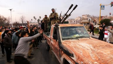 Des rebelles célébrés dans les rues de Hama, Syrie, le 5 décembre 2024. 