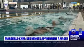A Marseille, 120 minots apprennent à nager avec des champions olympiques