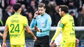 François Letexier en train d'écouter le VAR lors du match OM-Nantes en Ligue 1, le 10 mars 2024