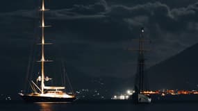 Le superyacht de luxe « The Bayesian » au large de Porticello, Palerme, de nuit, le 18 août 2024.