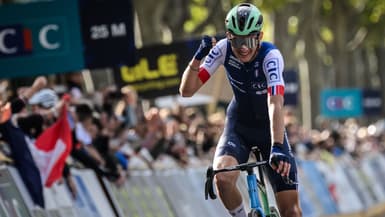 Paul Seixas célébrant sa médaille de bronze sur la course en ligne des championnats d'Europe de cyclisme 2025 en Drôme-Ardèche