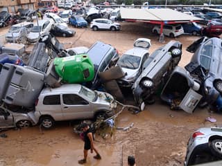 Des épaves de voitures et des débris sont empilés dans les rues de Paiporta, le 31 octobre 2024, couverts de boue après les inondations soudaines qui ont ravagé cette zone de la région de Valence, dans l'est de l'Espagne