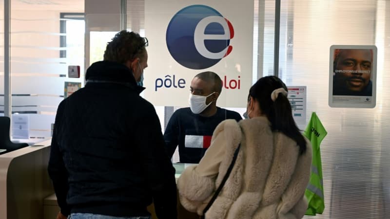 Comment Pôle Emploi veut remettre les chômeurs "longue durée" sur le marché du travail