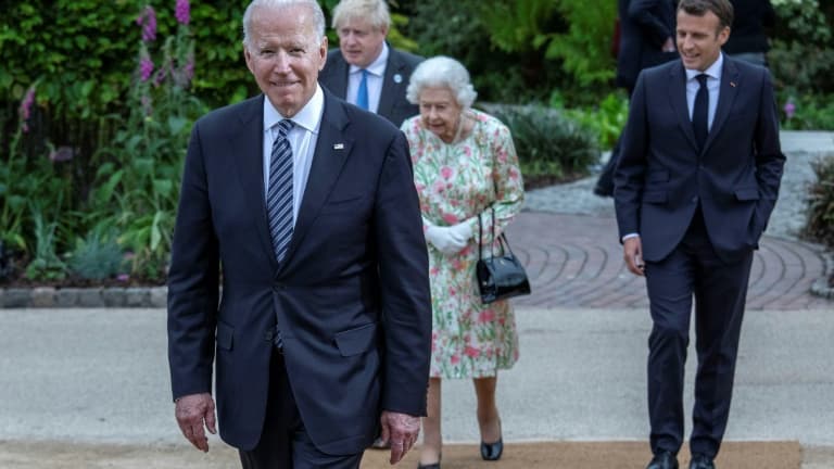 De gauche à droite, le président américain Joe Biden, le Premier ministre britannique Boris Johnson, la reine Elizabeth II et le président français Emmanuel Macroin, lors du G7 à Carbis Bay (Royaume-Uni), le 11 juin 2021