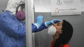 Une femme en train de se faire dépister au coronavirus le 13 juillet 2020 au Covid-19.
