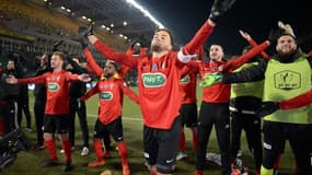 Les joueurs des Herbiers célèbrent leur qualification pour les demi-finales de la Coupe de France.