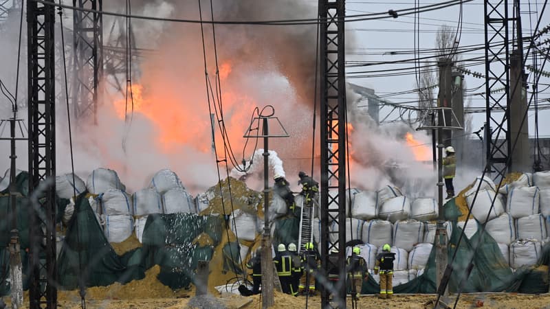 Des pompiers tentent d'éteindre un incendie dans une installation électrique à Kahrkiv (Ukraine), après des frappes russes, le 22 mars 2024.