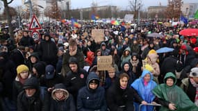 Près de 150.000 personnes manifestent selon la police au centre de Berlin contre l'extrême-droite ce samedi 3 février.