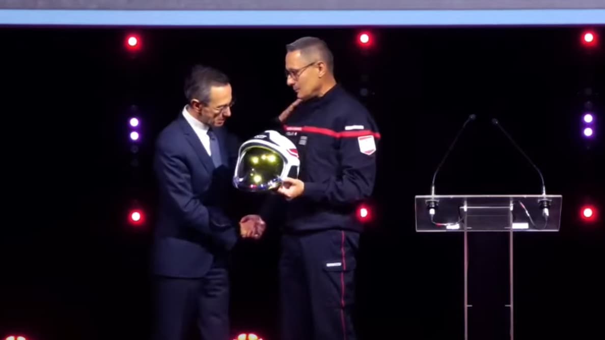 Bruno Retailleau recevant un casque de la part des sapeurs-pompiers de France lors du Congrès national des sapeurs-pompiers le 10 octobre 2025 au Mans. Bruno Retailleau recevant un casque de la part des sapeurs-pompiers de France lors du Congrès national des sapeurs-pompiers le 10 octobre 2025 au Mans.