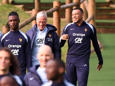 Didier Deschamps en discussion avec le capitaine de l'équipe de France Kylian Mbappé, 20 mars 2024