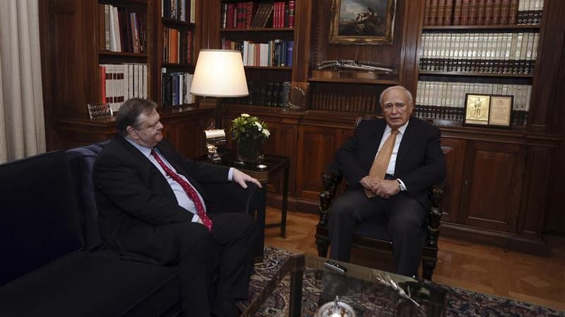 Le président grec Karolos Papoulias (à droite) avec le leader socialiste Evangelos Venizelos samedi à Athènes. Personne en Grèce ne s'attend à ce que la réunion de la dernière chance convoquée à 11h par le président Karolos Papoulias avec les chefs de par