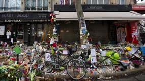 La façade du bar La Belle Equipe, rue de Charonne, les jours suivants les attaques du 13 novembre 2015