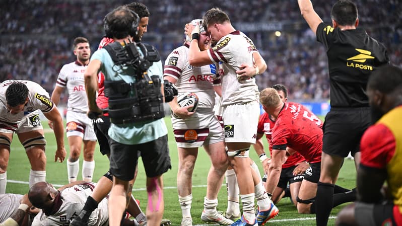Maxime Lamothe et Marko Gazzotti fêtent l'essai de l'UBB lors de la demi-finale de Top 14 contre Toulon, 21 juin 2025
