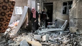 Des Palestiniens constatent les dégats d'une frappe dans leur appartement à Rafah, le 8 février 2024
