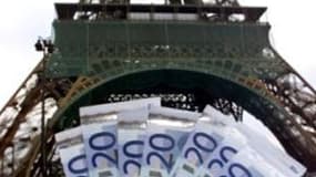 Le gouvernement et les parlementaires travaillent actuellement à définir une contribution exceptionnelle sur les revenus des Français les plus aisés, qui pourrait être officialisée la semaine prochaine puis inscrite dans le projet de budget pour 2012. /Ph