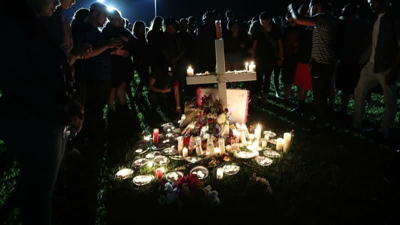 Des lycéens et leurs familles se réunissent le 15 février pour rendre hommage aux victimes de la fusillade à Parkland en Floride