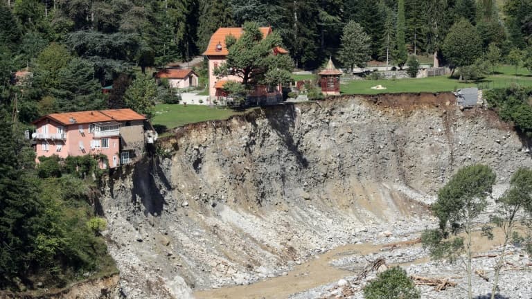 Le village de Saint-Martin-Vesubie au bord du précipice, le 3 octobre 2020, après les violentes crues qui ont affecté l'arrière-pays niçois