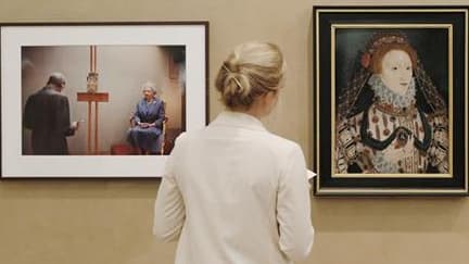 Peinture de David Dawson" représentant "Lucian Freud peignant la Reine" (à gauche), dans une explosion à Londres. Le peintre britannique Lucian Freud, qui était le petit-fils du père de la psychanalyse Sigmund Freud et l'un des artistes contemporains les