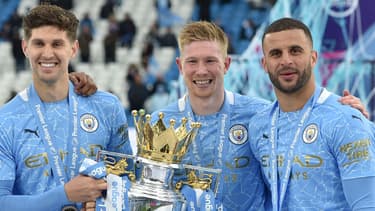  De Bruyne entouré par Stones et Walker (Manchester City)