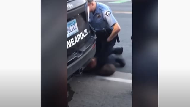 Le policier Derek Chauvin lors de l'interpellation de George Floyd à Minneapolis le 25 mai dernier.