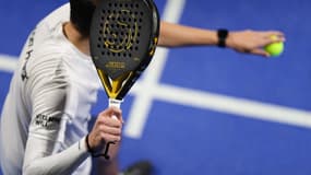 Un joueur de Padel s'apprête à servir