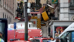 La police et les pompiers interviennent sur le site d'un accident de funiculaire à Lisbonne, le 3 septembre 2025. L'accident a fait plusieurs morts et blessés graves à Lisbonne, a annoncé le président de la République portugaise.