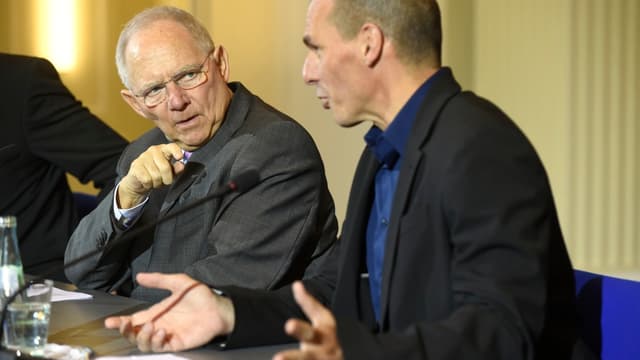Wolfgang Schäuble à gauche et Yanis Varoufakis à droite.