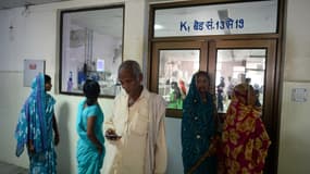 Des familles attendent leurs proches à l'hôpital Baba Raghav Das de Gorakhpur, dans l'Etat d'Uttar Pradesh, dans le nord de l'Inde, le 14 août 2017 (image d'illustration)