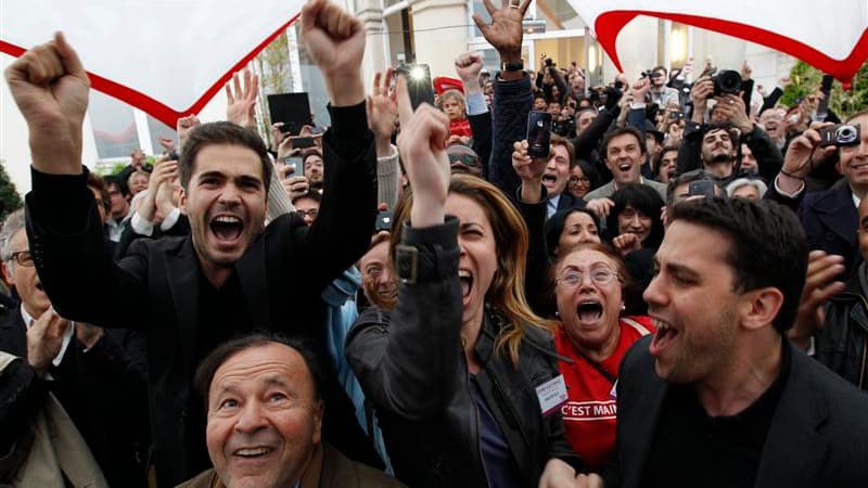 Une explosion de joie a retenti dimanche rue de Solférino (photo) et à la Bastille, à Paris, où des milliers de militants et sympathisants socialistes ont fêté l'élection de François Hollande. /Photo prise le 6 mai 2012/REUTERS/Gonzalo Fuentes