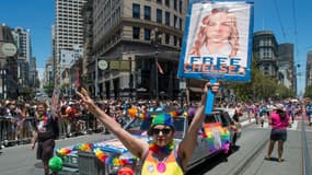 Une militante tenant une pancarte à l'effigie de Chelsea Manning lors de la Gay Pride de San Francisco, le 26 juin 2016.