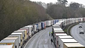 Des chauffeurs de camions bloqués sur l'autoroute M20 menant au port de Douvres, le 24 décembre 2020 à Mersham, dans le sud-est de l'Angleterre.