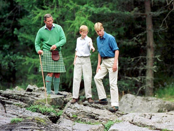  Charles, prince de Galles, et ses deux fils, Harry et William, le 16 août 1997 en Écosse