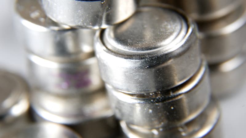 Perforation de l'œsophage, brûlures... Que faire si votre enfant avale une pile bouton?