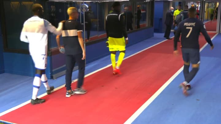 Kays Ruiz et Mbappé dans le couloir à la fin de PSG-Auxerre, le 13 novembre 2022 Kays Ruiz et Mbappé dans le couloir à la fin de PSG-Auxerre, le 13 novembre 2022