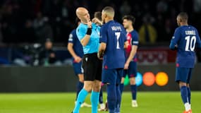 Anthony Taylor lors du PSG-Barça, le 10 mars 2024.