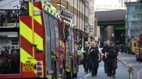 La police patrouille dans les rues de Borough Market à Londres le 4 juin 2017 après l'attentat